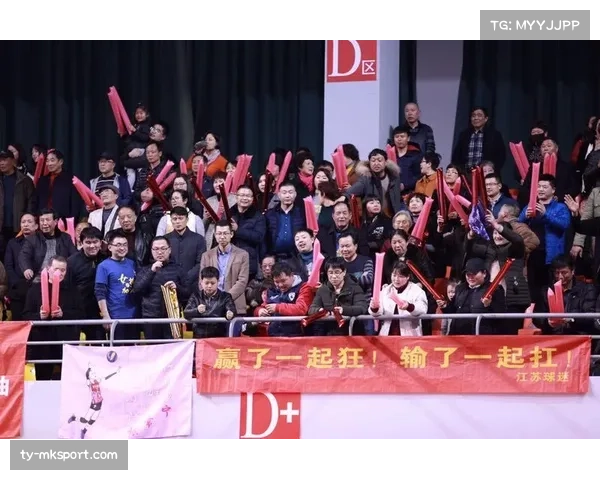 国安球迷TIFO致敬功勋厨师,温情瞬间闪耀工人体育场 国安球迷TIFO致敬功勋厨师,温情瞬间闪耀工人体育场