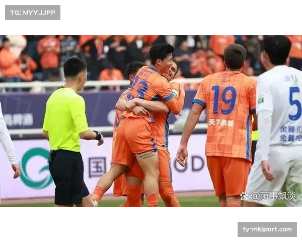 VAR回放引发争议，水晶宫主帅场边怒摔水瓶